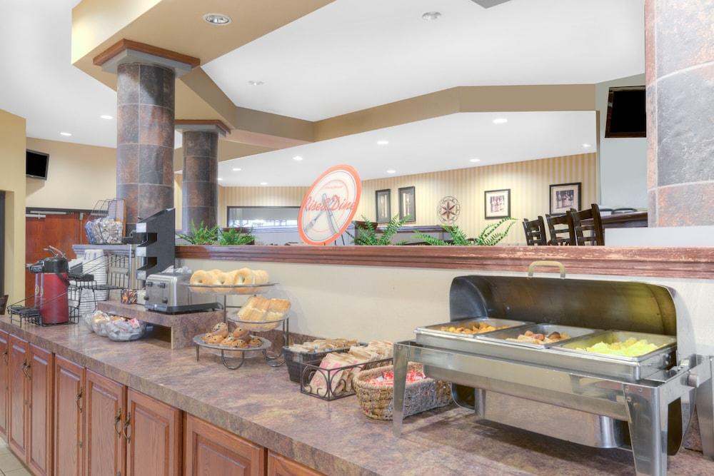 Howard Johnson By Wyndham